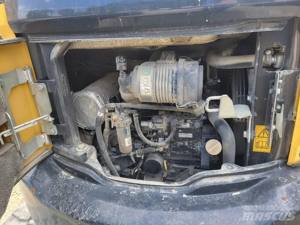 Komatsu PC26MR-3 小型挖掘机