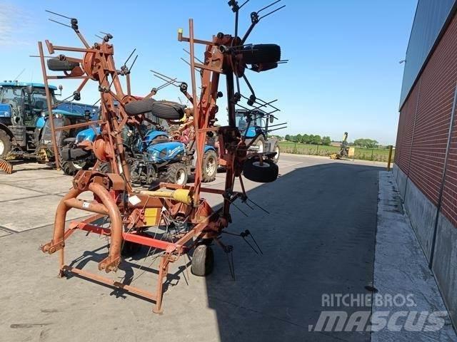 Kuhn GF8501 MH 犁耙和摊草机