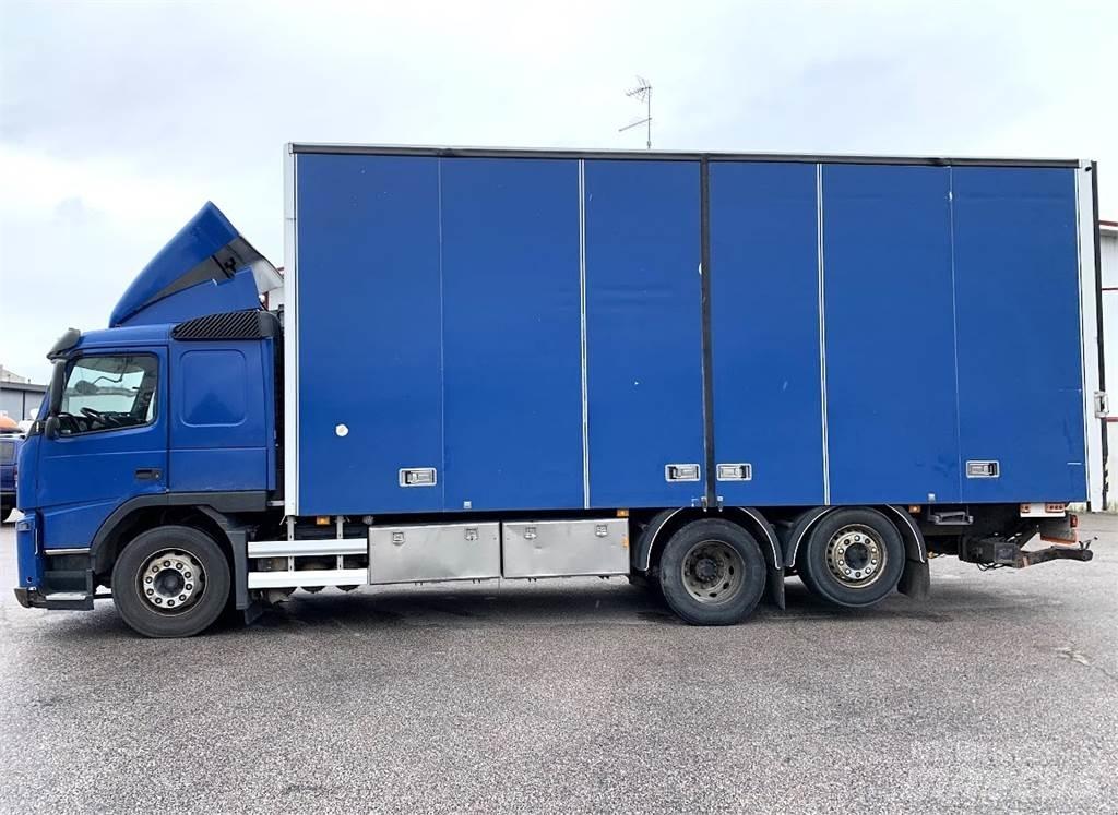 Volvo FM330 6x2 厢式货车