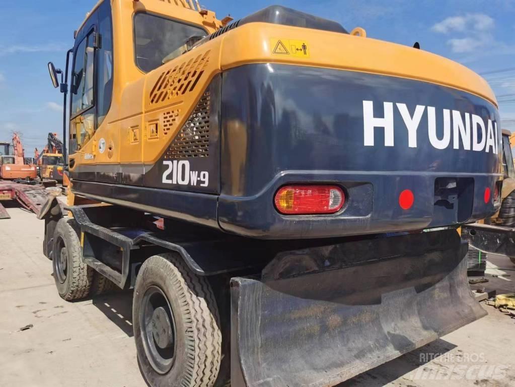 Hyundai R210W-9 轮式挖掘机