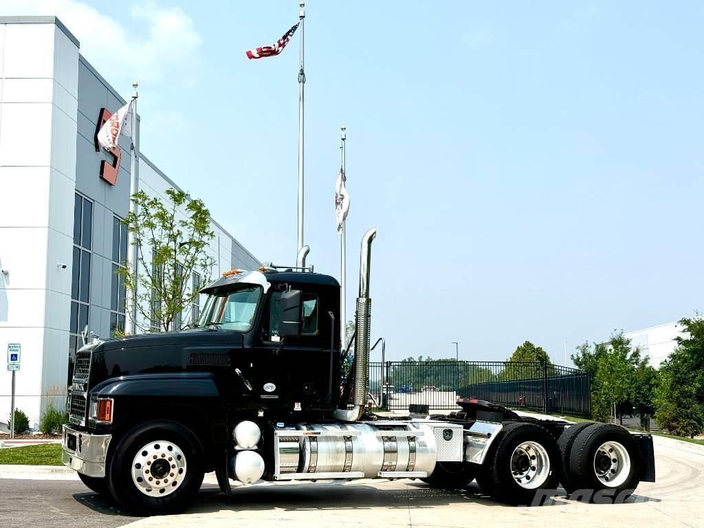 Mack Pinnacle 牵引车