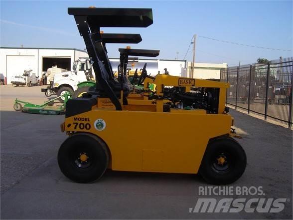 Basic 700 胶轮压路机