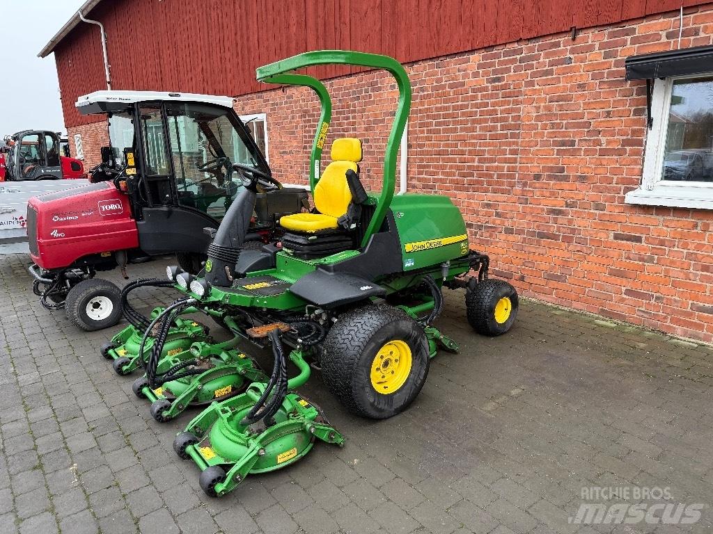 John Deere 8800 骑乘式割草机