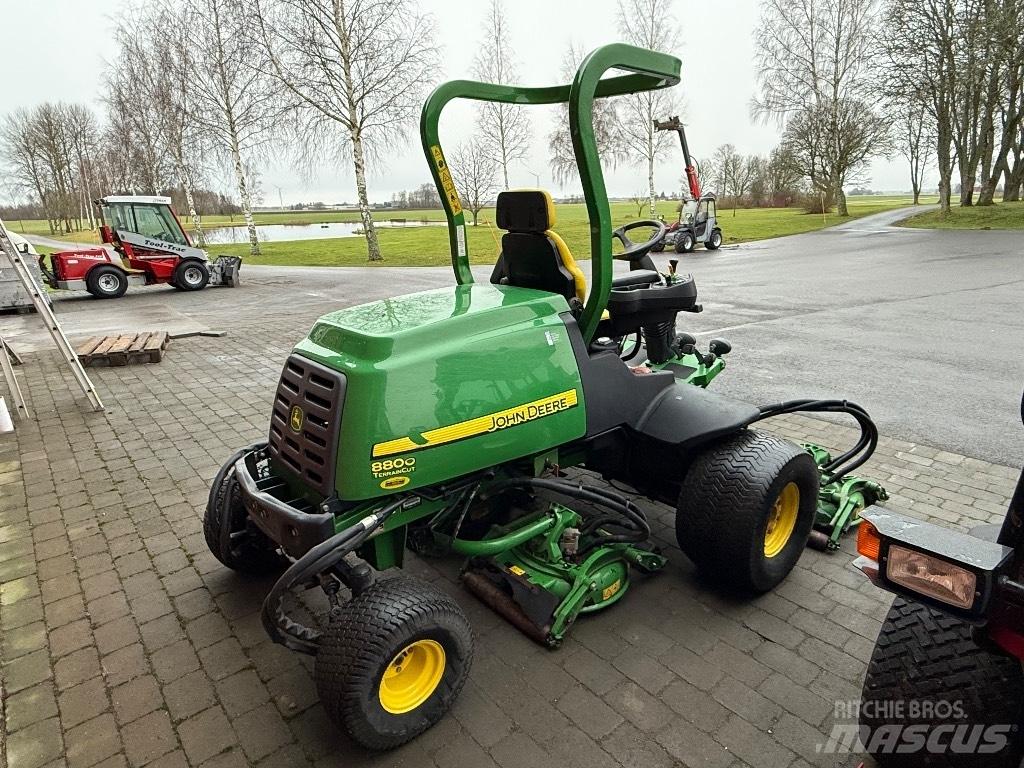 John Deere 8800 骑乘式割草机