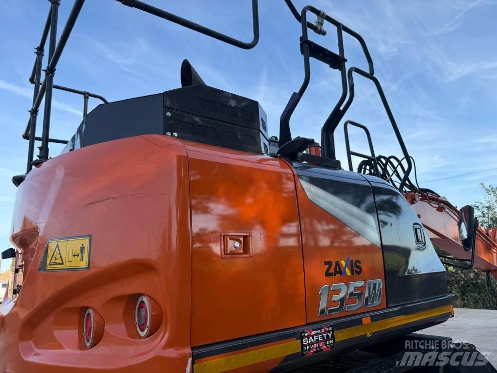 Hitachi ZX 135 W-7 轮式挖掘机
