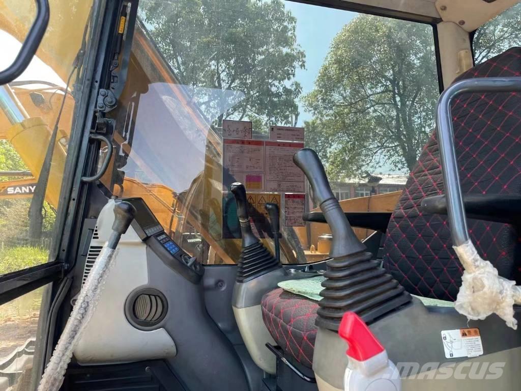 Komatsu PC70-8 中型挖掘机