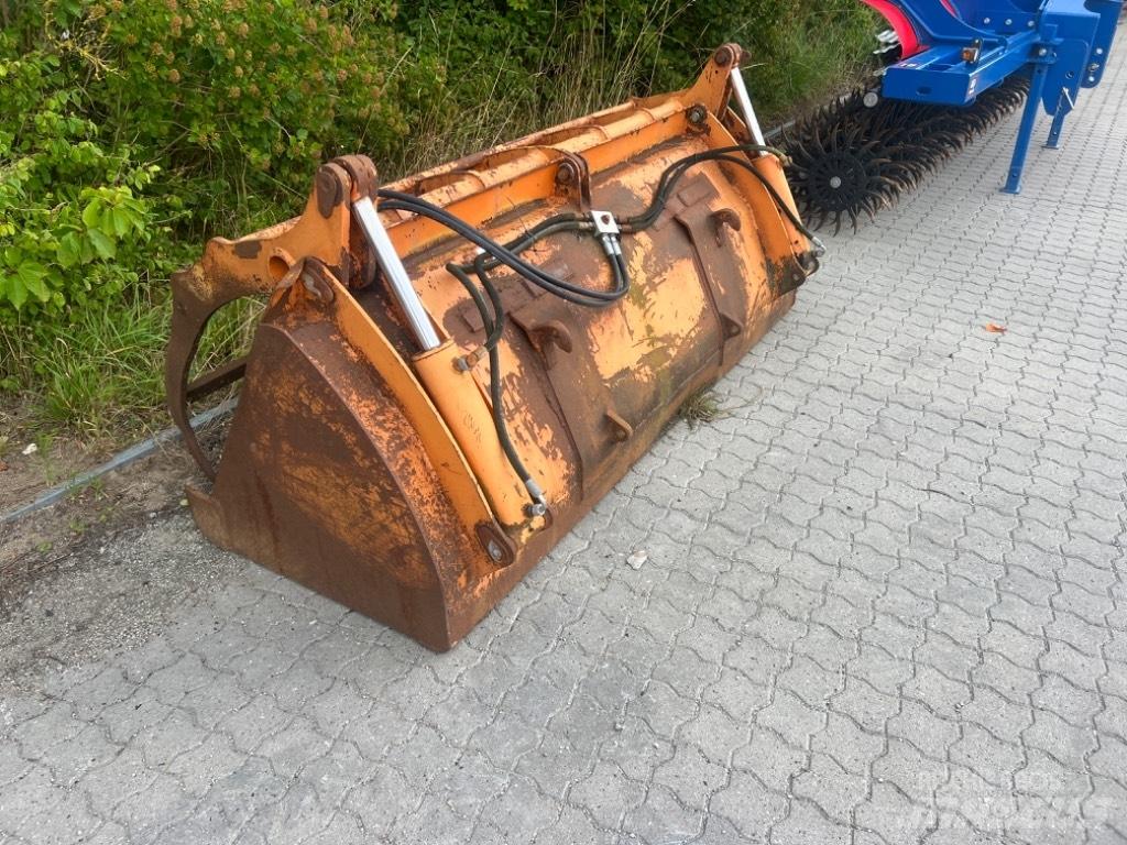  Skovl  med overfald 前装载配件