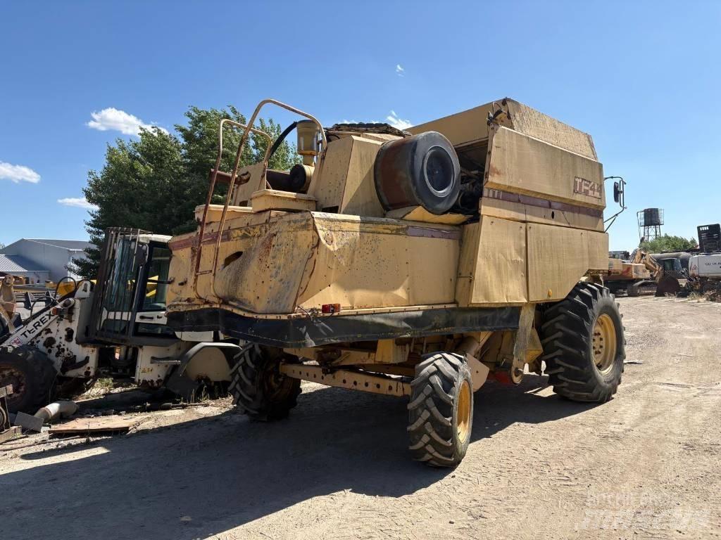 New Holland TF 42 联合收割机