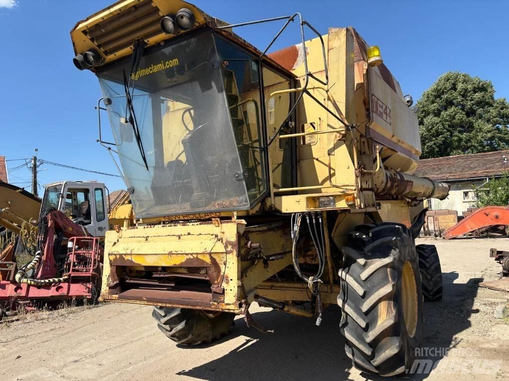 New Holland TF 42 联合收割机