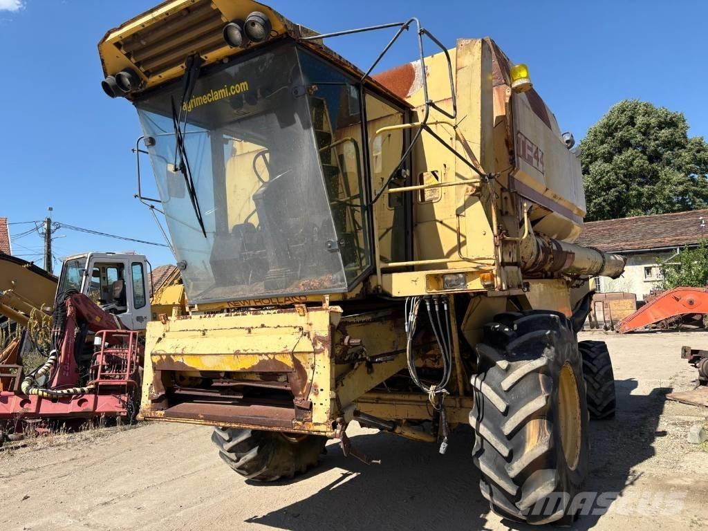 New Holland TF 44 联合收割机