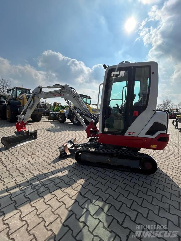 Takeuchi TB 225 小型挖掘机