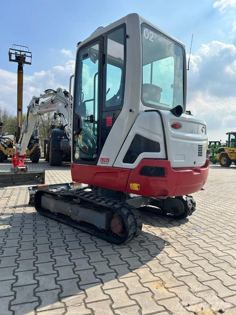 Takeuchi TB 225 小型挖掘机