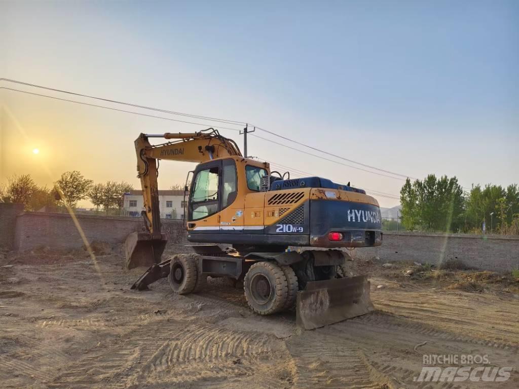 Hyundai R210W-9 轮式挖掘机