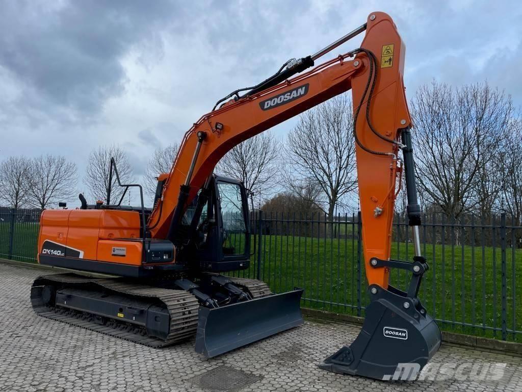 Doosan dx140w 轮式挖掘机