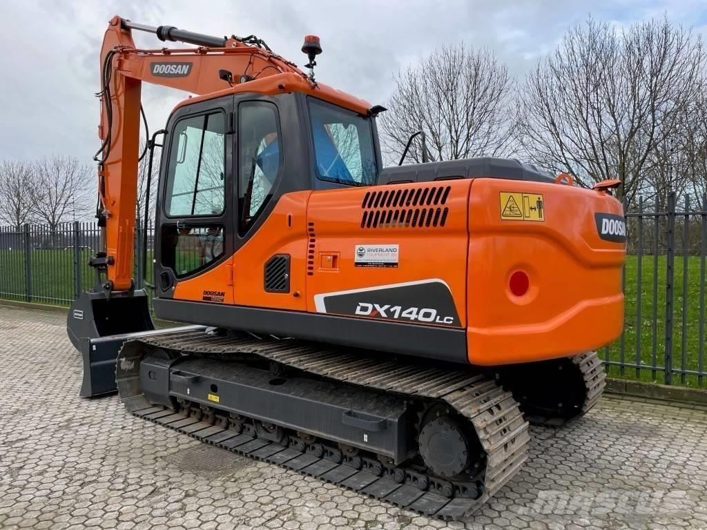 Doosan dx140w 轮式挖掘机