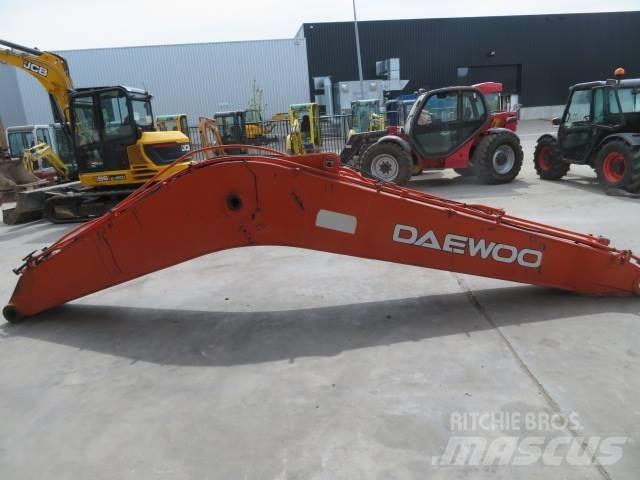 Daewoo DX 225 LC 底盘和悬架