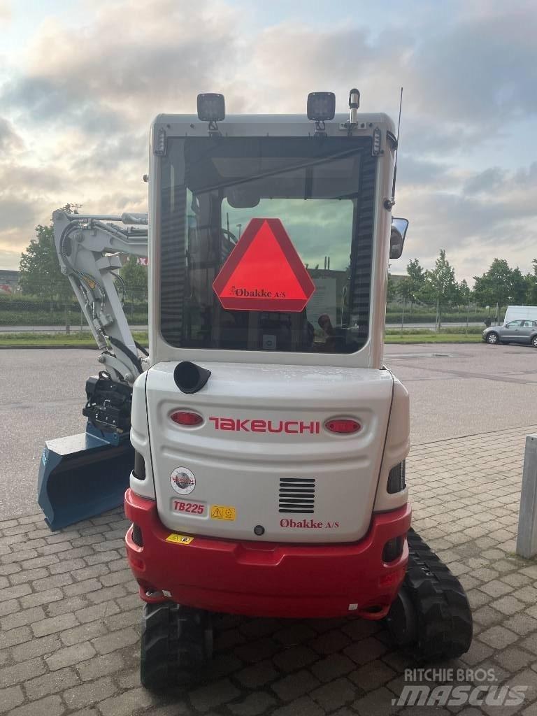 Takeuchi TB 225 小型挖掘机