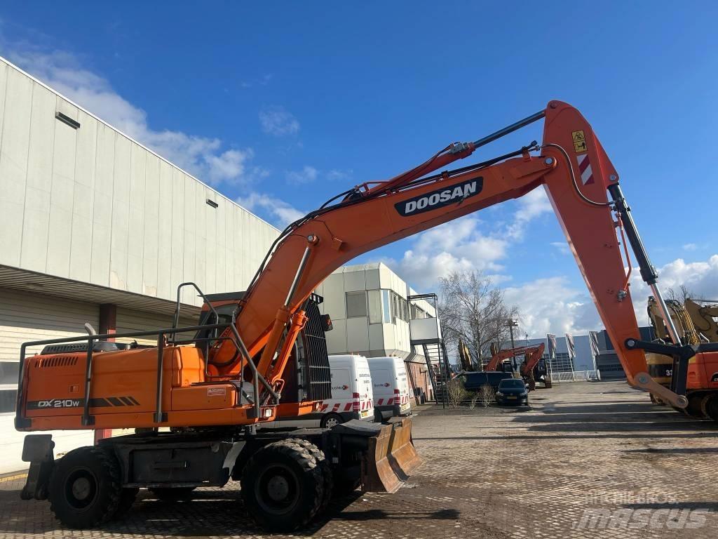 Doosan DX 210 W 轮式挖掘机