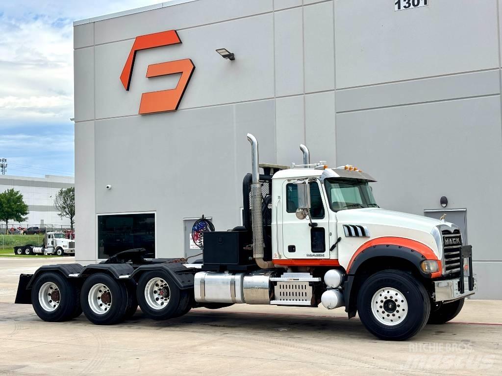 Mack GU 713 救援车
