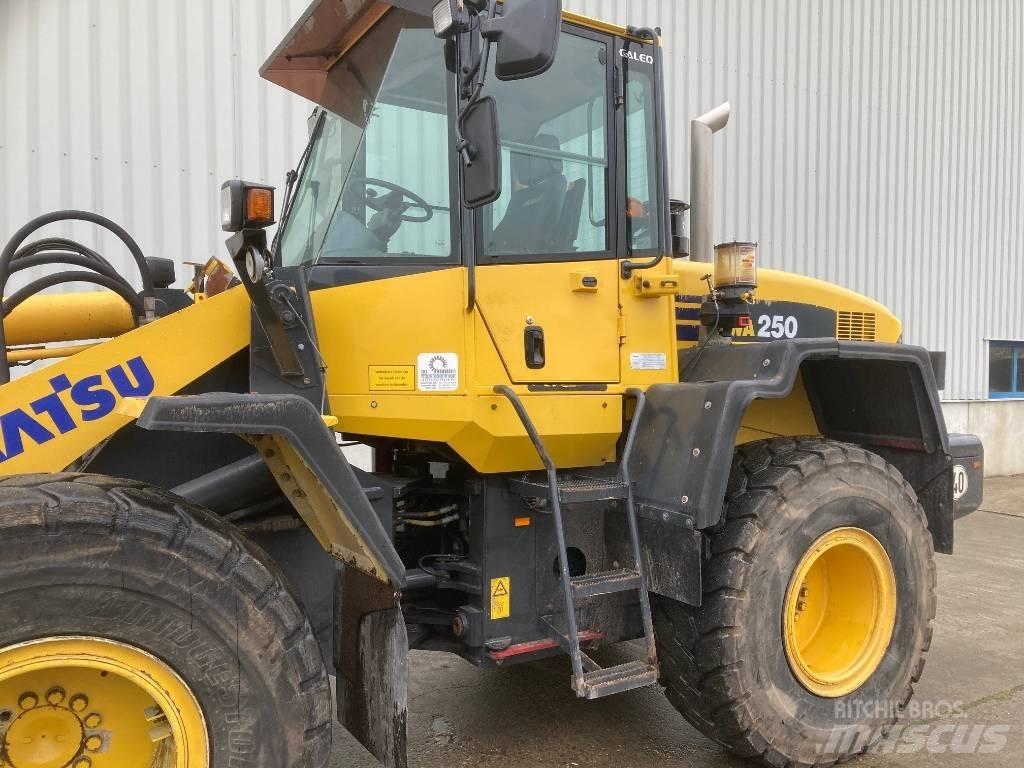 Komatsu WA 250 轮式装载机