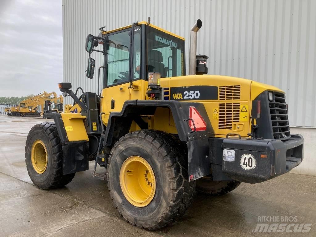 Komatsu WA 250 轮式装载机