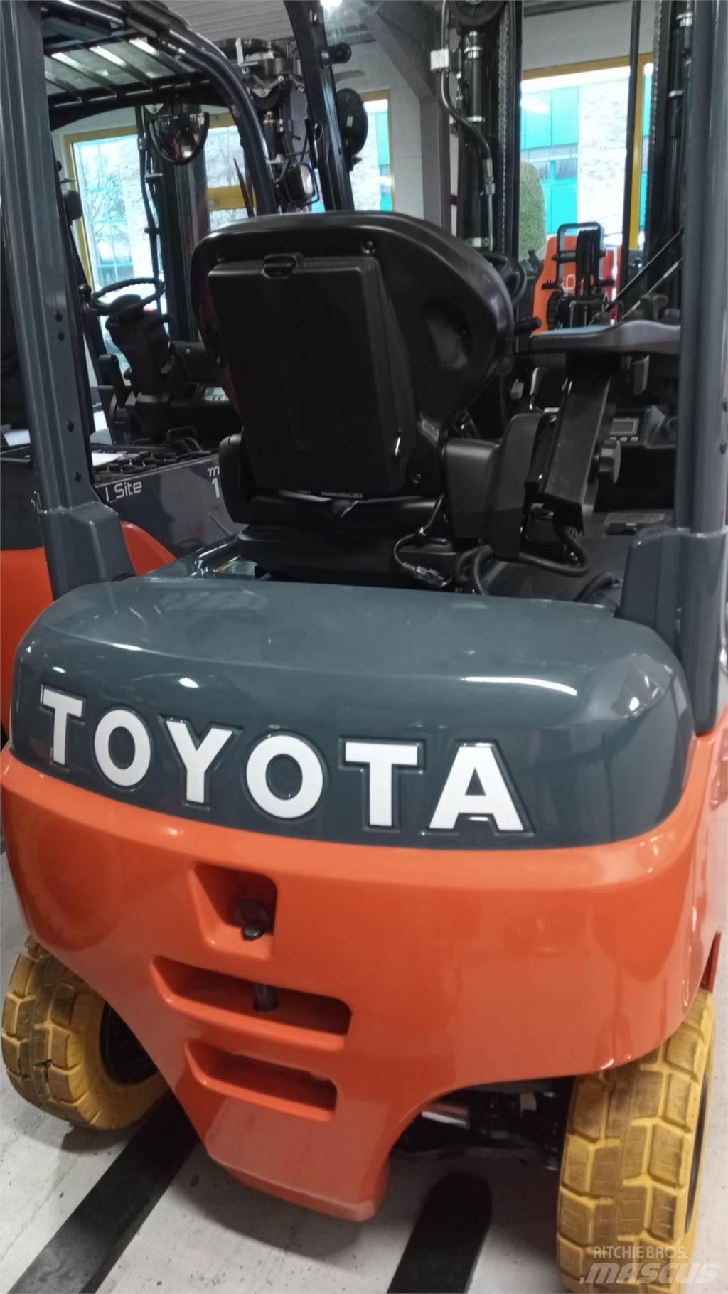 Toyota 8FBMK20T 电动叉车