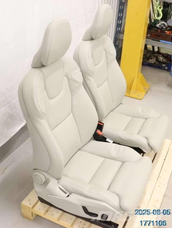 Volvo XC 60 驾驶室与内部