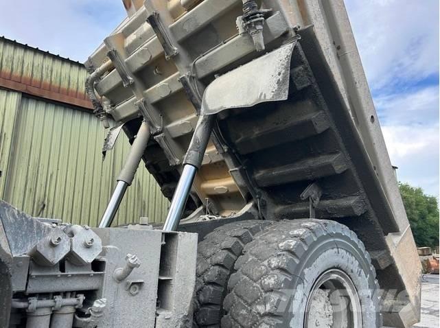 Komatsu HD605-7 刚性自卸车
