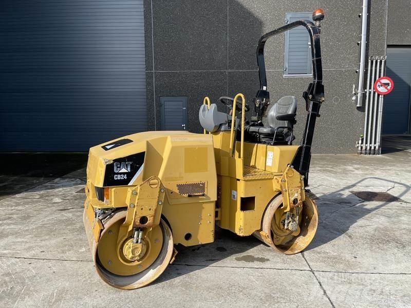 CAT CB 24 双轮压路机