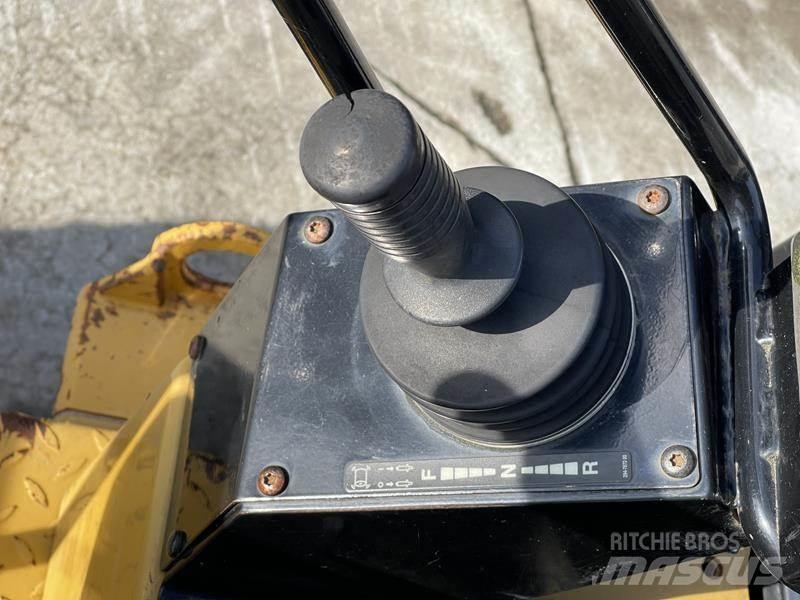 CAT CB 24 双轮压路机