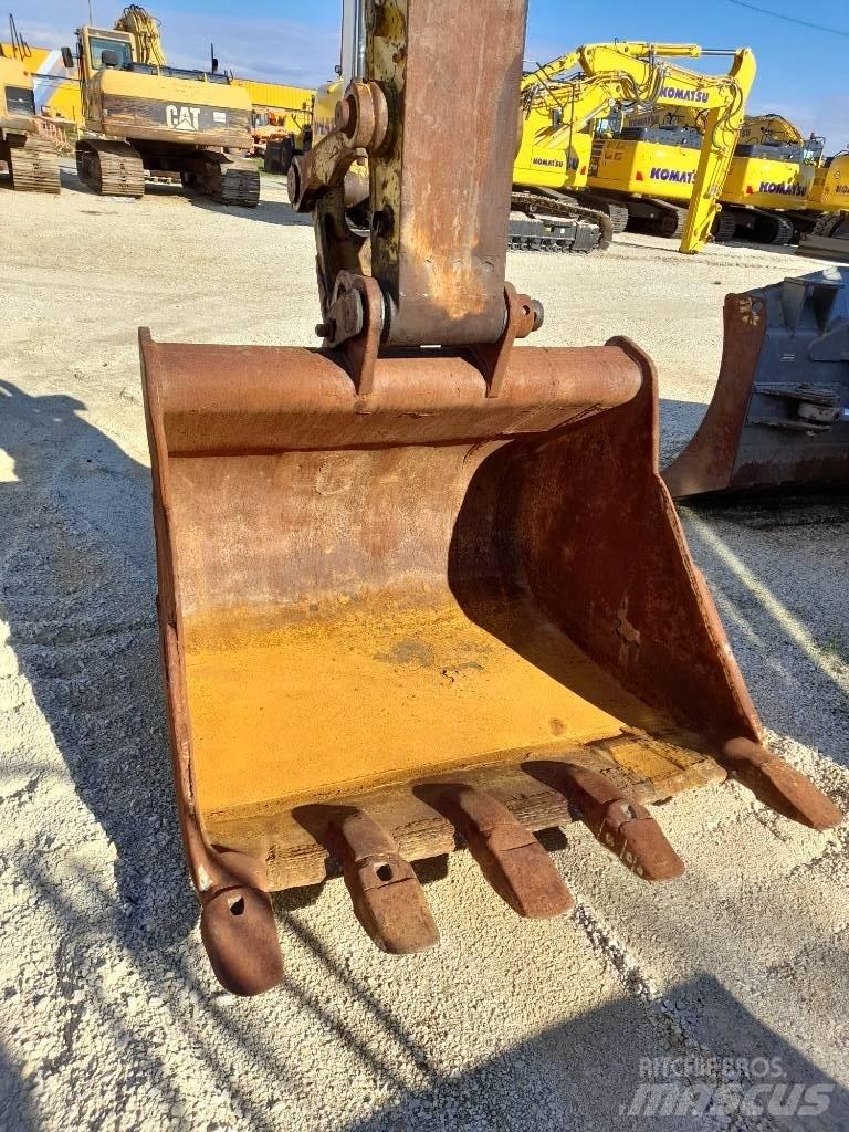 Komatsu PW200-7 轮式挖掘机