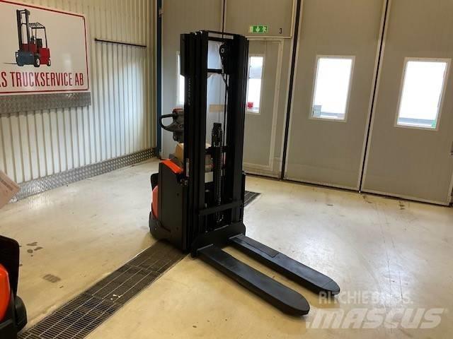 Toyota SWE 120 L 手推堆垛车