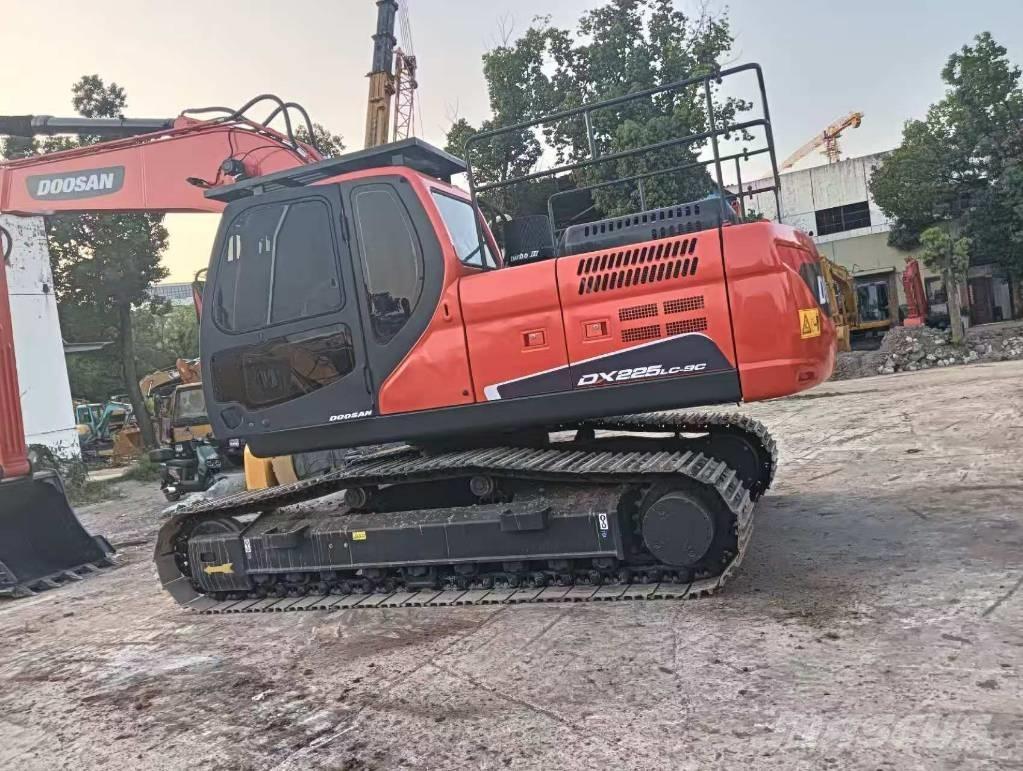 Doosan DX 225 LC 履带挖掘机