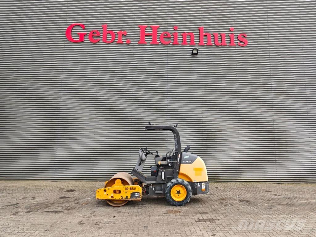 Volvo SD 25 胶轮压路机