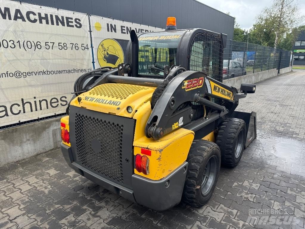 New Holland L220 滑移装载机