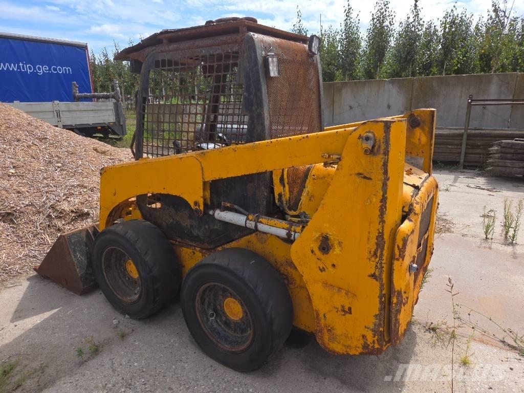Komatsu SK 714 滑移装载机