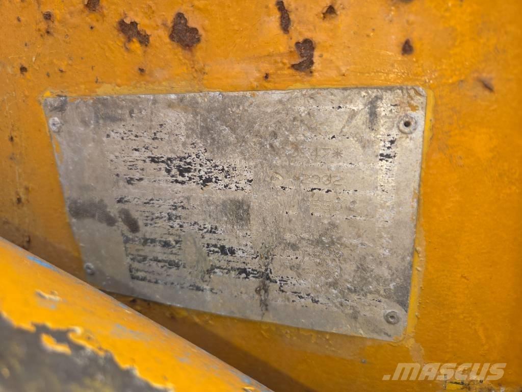 Komatsu SK 714 滑移装载机