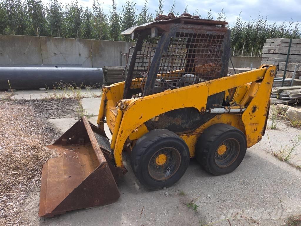 Komatsu SK 714 滑移装载机