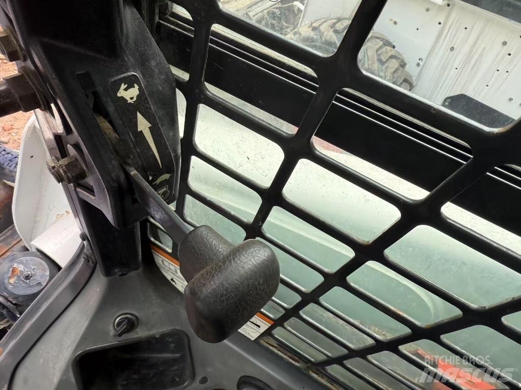 Bobcat S 220 S750 滑移装载机