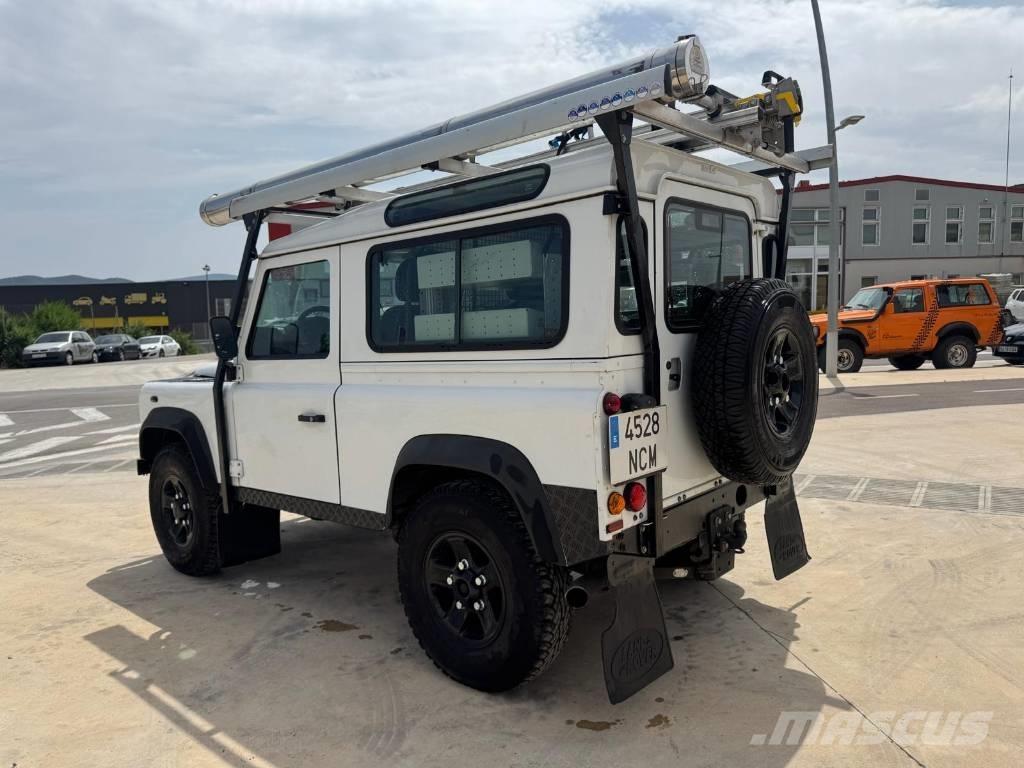 Land Rover Defender 汽车