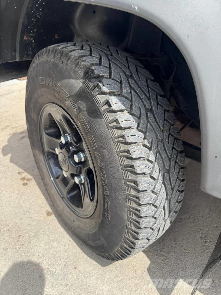 Land Rover Defender 汽车