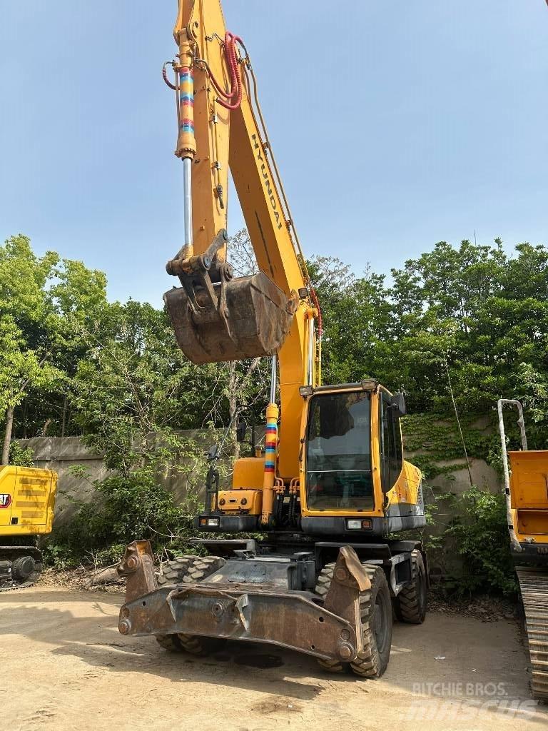 Hyundai R210W-9 轮式挖掘机
