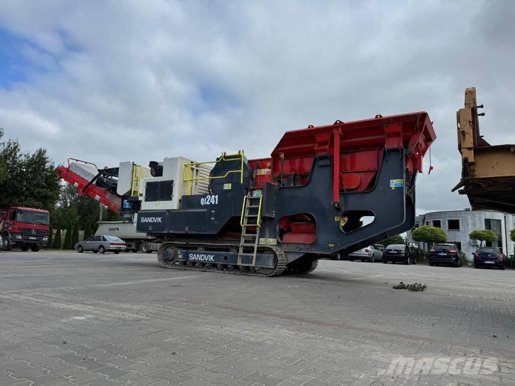 Sandvik QJ 241 移动式破碎机