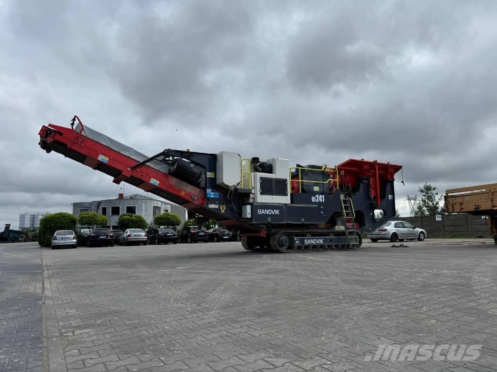 Sandvik QJ 241 移动式破碎机