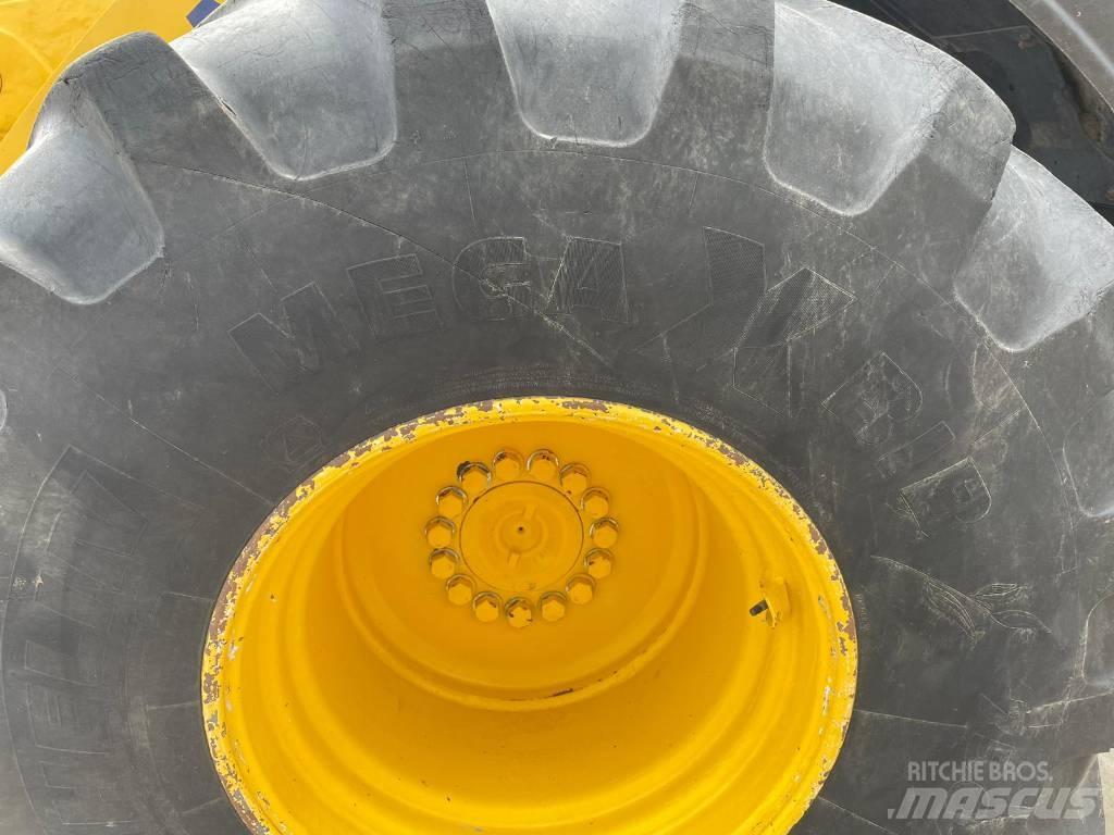 Komatsu WA320-8 轮式装载机