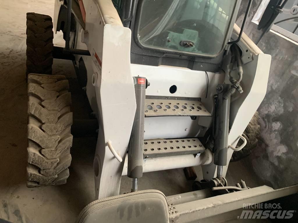 Bobcat S 300 滑移装载机