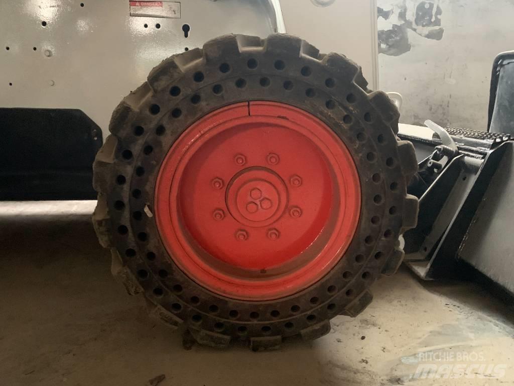 Bobcat S 300 滑移装载机