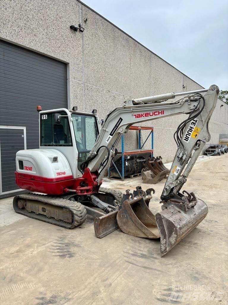 Takeuchi TB 240 小型挖掘机