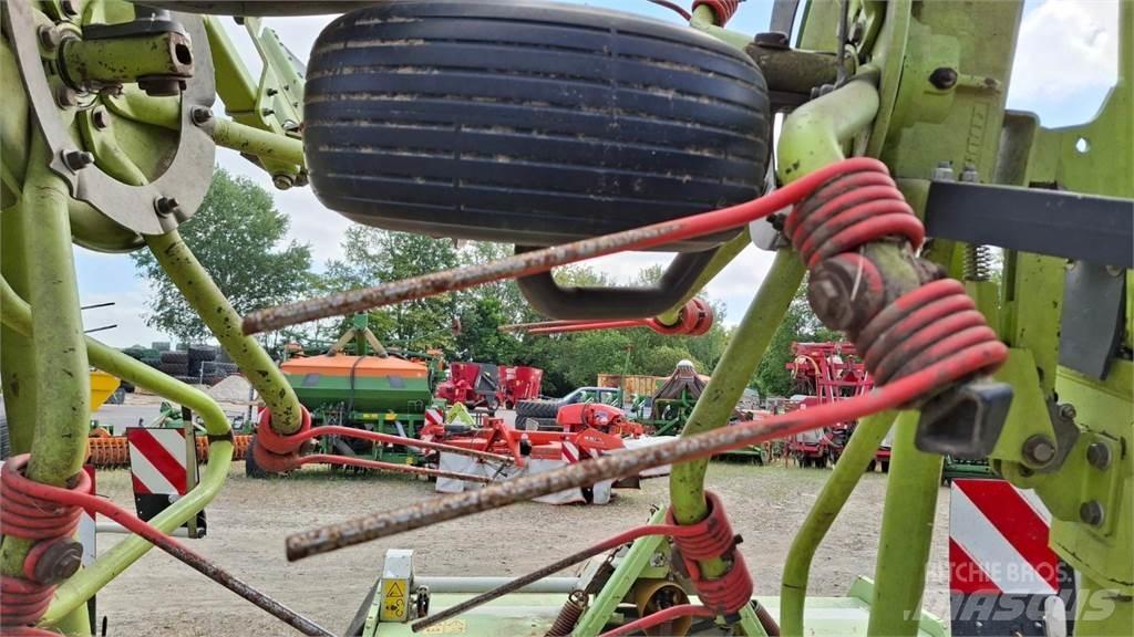 CLAAS Volto 900 犁耙和摊草机