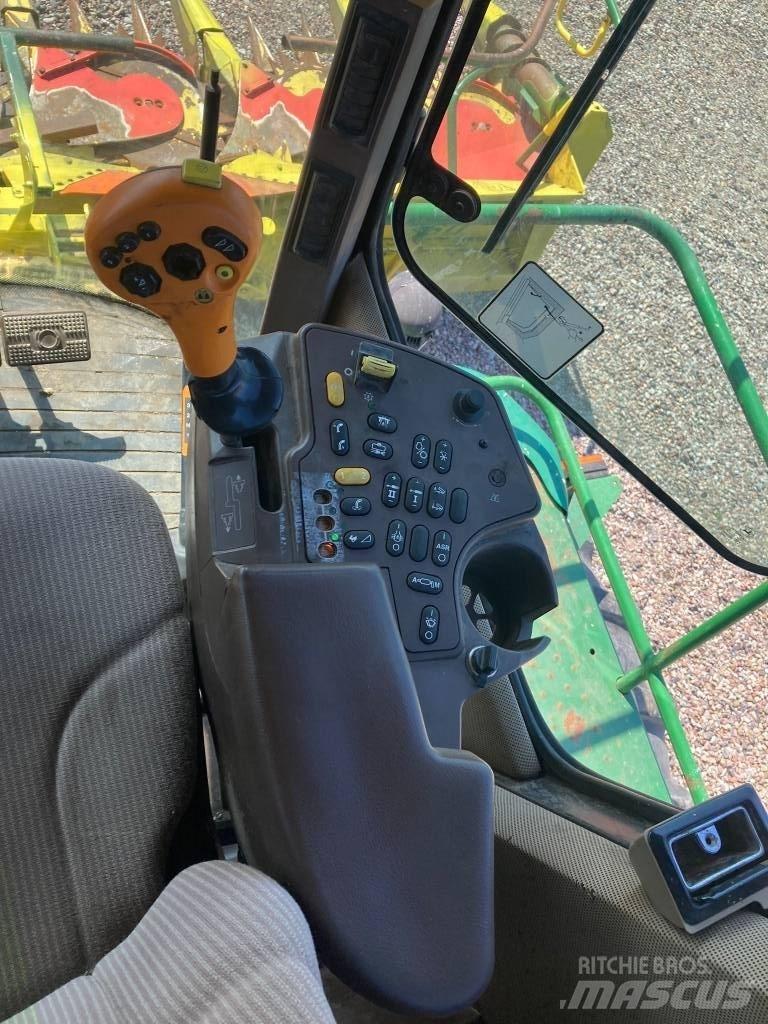John Deere 7300 自走式青贮饲料收割机